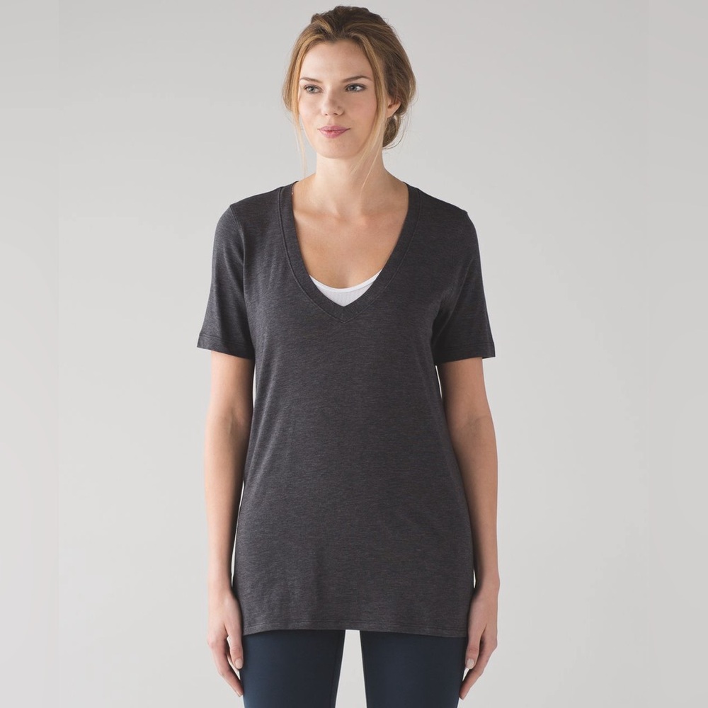 Lululemon Athletica Love Tee IV Grey Black Mini Stripe Size 4/Small V Neck Top